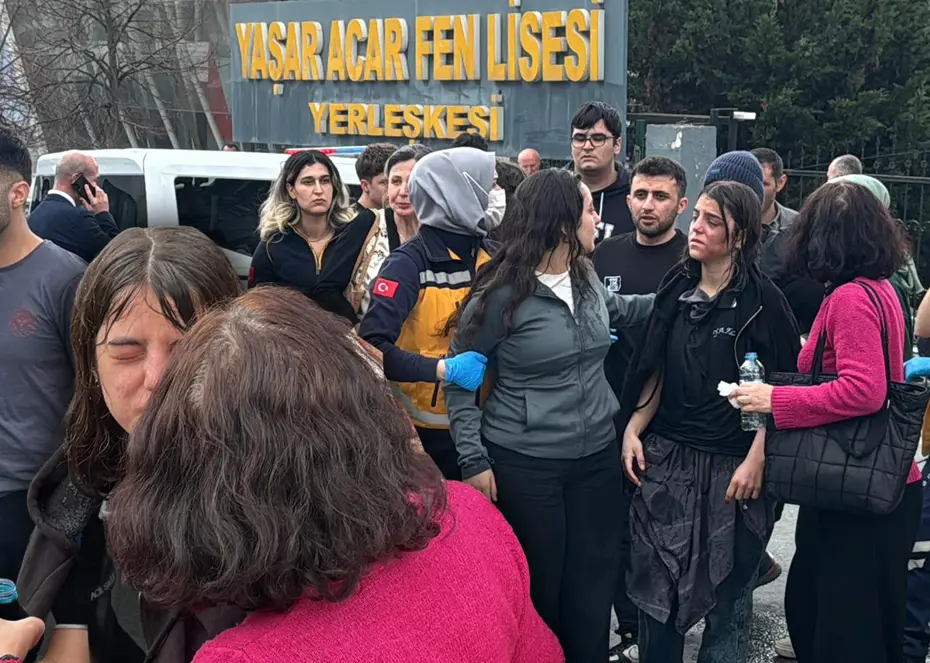 Lise laboratuvarında deney sırasında patlama. Öğrencilerin elleri ve yüzleri yandı